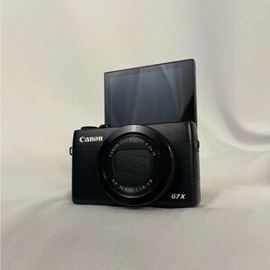 Canon Powershot g7x M1 Digital Camera (+ free 2 batteries and charger + case)